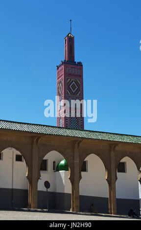 Marokko: die Sidi Bou Abib Moschee, eine mit Blick auf den Grand Socco Medina von Tanger, 1917 erbaut und dekoriert in polychrome Fliesen Stockfoto