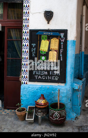Marokko, Nordafrika: die Tafel mit dem Menü des eines der Restaurants des Gebiets Medina in der alten Stadt von Tanger Stockfoto