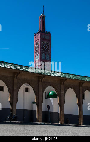 Marokko: die Sidi Bou Abib Moschee, eine mit Blick auf den Grand Socco Medina von Tanger, 1917 erbaut und dekoriert in polychrome Fliesen Stockfoto