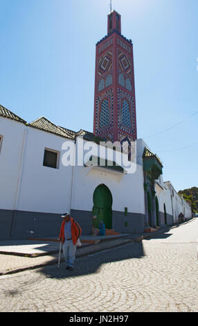 Marokko, Nordafrika: Menschen vor der Sidi Bou Abib Moschee, erbaut im Jahre 1917 in den Grand Socco, dem großen Platz im Bereich Medina von Tanger Stockfoto