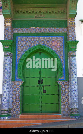 Marokko: Tür die Sidi Bou Abib Moschee, eine mit Blick auf den Grand Socco Medina von Tanger, gebaut im Jahre 1917 in polychrome Fliesen dekoriert Stockfoto