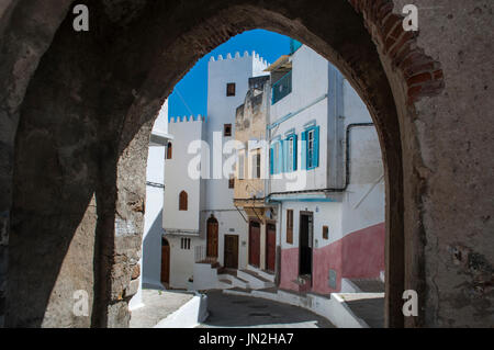 Einen Bogen und den engen Gassen von Tanger, Stadt an der Maghreb Küste mit seiner einzigartigen Mischung aus Kulturen, seit Jahrhunderten die Europas Tor nach Afrika Stockfoto