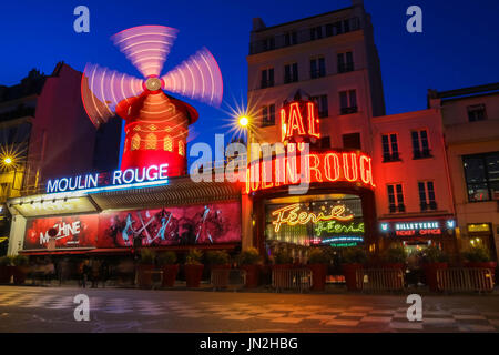 Das Kabarett berühmten Moulin Rouge in der Nacht, Gegend von Montmartre, Paris, Frankreich. Stockfoto