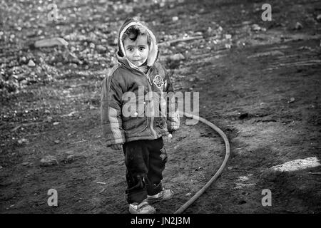 Palästinensischen Beduinen Kinder in Tribal Dorf östlich von Jerusalem, West Bank, 12. Januar 2011. Beduinen nomadischen Lebensstil unterstützen, leben in Zelten Stockfoto