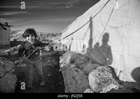 Palästinensischen Beduinen Kinder in Tribal Dorf östlich von Jerusalem, West Bank, 12. Januar 2011. Beduinen nomadischen Lebensstil unterstützen, leben in Zelten Stockfoto