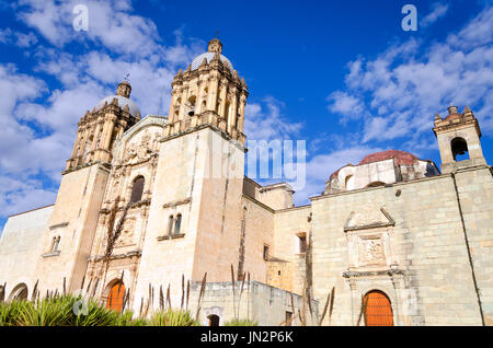 Ansicht von Mariä Himmelfahrt-Kirche mit blauem Himmel in Oaxaca, Mexiko Stockfoto