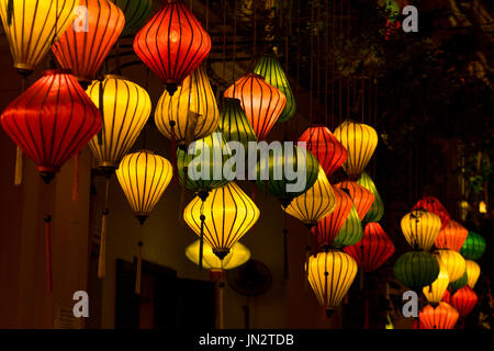 Bunte Seide Laternen leuchten am Abend in Hoi an, Vietnam, bekannt für seine Laterne-Designs Stockfoto