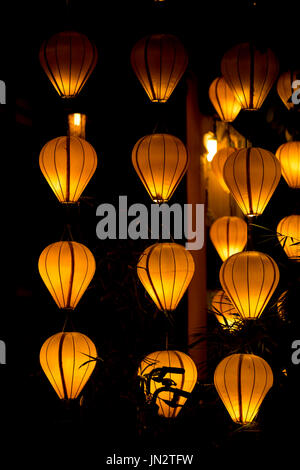 Seide Laternen leuchten am Abend in Hoi an, Vietnam, bekannt für seine Laterne-Designs Stockfoto