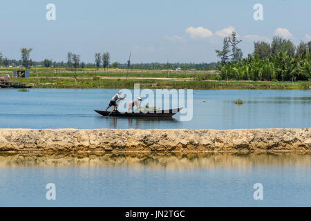 Vietnamesin Freigabe lange Fischernetz in Thu Bon Fluss während Man Zeilen Boot Stockfoto