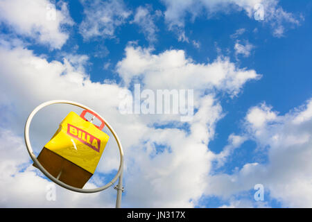 Zeichen der Billa Supermarkt (shopping Bag), Wolken, Zentralraum Oberösterreich, Oberösterreich, Österreich Stockfoto