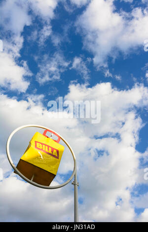 Zeichen der Billa Supermarkt (shopping Bag), Wolken, Zentralraum Oberösterreich, Oberösterreich, Österreich Stockfoto