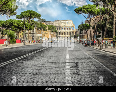 Der Roman Colosseum genommen aus der Ferne in der Mitte eine sehr breite Straße Stockfoto