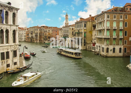 Der Canal Grande in Venedig in der Nähe der Rialto-Brücke mit vielen Boote und ein Boot-taxi Stockfoto