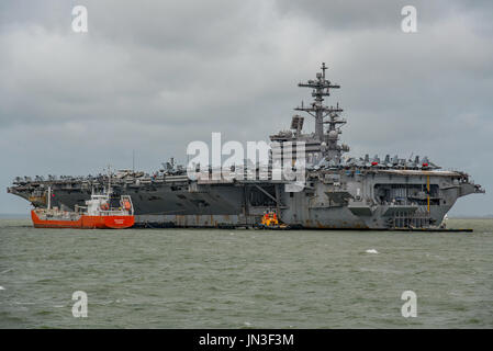 US Navy atomgetriebenen Kriegsschiffe, dem Flugzeugträger USS George H W Bush bei einem Besuch in Portsmouth, Großbritannien von der United States Navy auf 28/07/17. Stockfoto