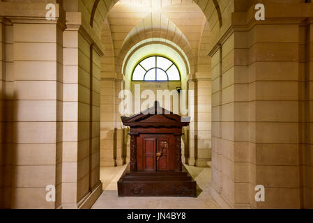 Paris, Frankreich - 17. Mai 2017: Rousseau Grab in den Krypten (u-Bahn) von Französisch Mausoleum für große Leute von Frankreich - das Pantheon in Paris, F Stockfoto