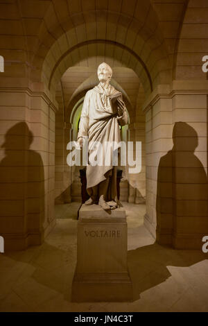 Paris, Frankreich - 17. Mai 2017: Voltaire Grab in den Krypten (u-Bahn) von Französisch Mausoleum für große Leute von Frankreich - das Pantheon in Paris, Fr Stockfoto