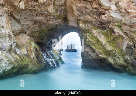 Meereshöhle in Shark Tooth Strand. Stockfoto