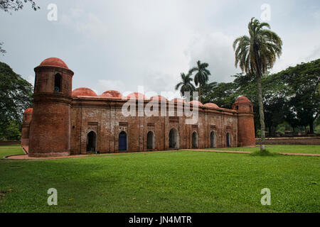 Außenseite der UNESCO Shait Gumbad sechzig Kuppel Moschee, Bagerhat, Bangladesch Stockfoto