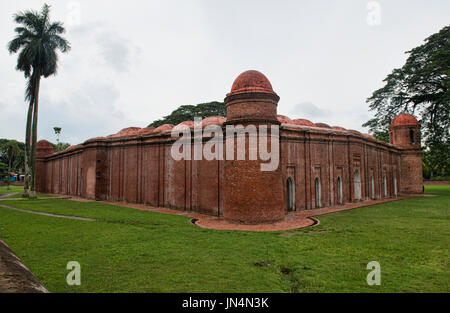 Außenseite der UNESCO Shait Gumbad sechzig Kuppel Moschee, Bagerhat, Bangladesch Stockfoto