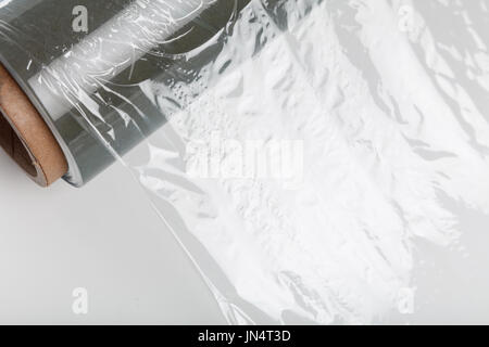 Verpackungsfolie Kunststoff transparent-Lebensmittel auf weißem Hintergrund. Stockfoto