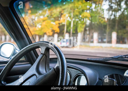 Ein Fragment der Innenraum des Wagens gegenüber dem Fahrersitz: Lenkrad, Tacho, Kontrollen. Stockfoto