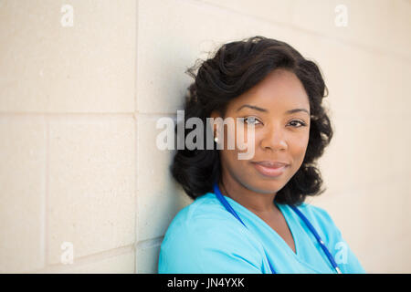 Mitarbeiter. Arzt oder eine Krankenschwester stehen außerhalb des Krankenhauses. Stockfoto
