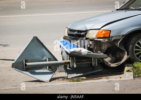 ein betrunkener Fahrer lief das Stop-Schild auf den Zebrastreifen. Der Unfall in der Stadt unterwegs Stockfoto