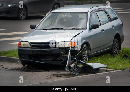 ein betrunkener Fahrer lief das Stop-Schild auf den Zebrastreifen. Der Unfall in der Stadt unterwegs Stockfoto