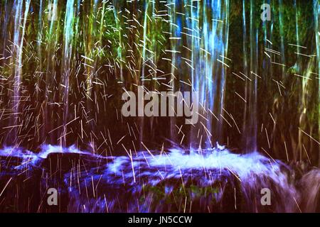 Shinning Tropfen. Kaskade von kleinen Wehr am Gebirgsbach, großen bemoosten Felsbrocken. Stockfoto