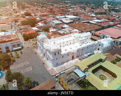 Aerial Panoramablick über die Stadt Leon in Nicaragua. Weiße Kirche in Leon Stadt Stockfoto