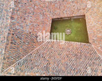 Grüner Garten rund um Dach rot Fliesen Ansicht Luftbild Drohne Stockfoto