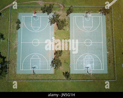 Luftbild-Drohne Sichtfeld leer Basketball in Schule park Stockfoto