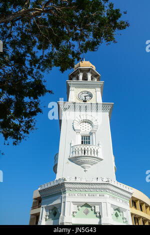 Penang, Malaysia - 10. März 2016. Victoria Clock Tower in George Town in Penang, Malaysia. Penang ist eine malaysische Bundesstaat an der Nordwestküste Stockfoto