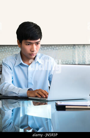 College Studenten oder Doktoranden sind Laptops verwenden, um für die Forschung im Bildungskonzept suchen Stockfoto