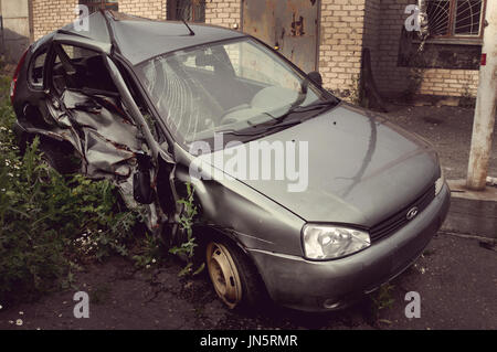 Altes Auto Rost. Absturz zerstört ein verlassenes Auto. Stockfoto