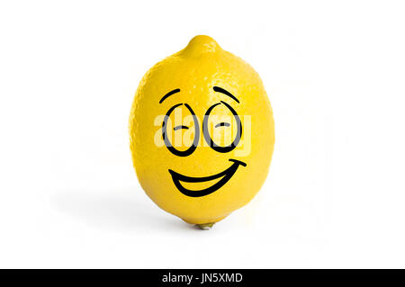 gelbe frische Zitrone auf dem weißen Hintergrund isoliert. Ein Smiley-Gesicht in Form einer Zitrone. Lachend Zitrone Stockfoto