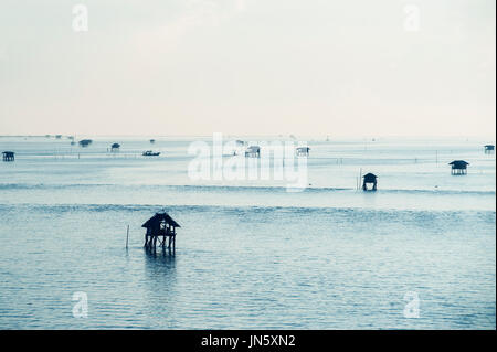 Fischers Hütten im blauen Meer von Thailand, sind die Hütten Bauten für Aufenthalt über Nacht ihre Höfe im Meer zu überwachen. Stockfoto