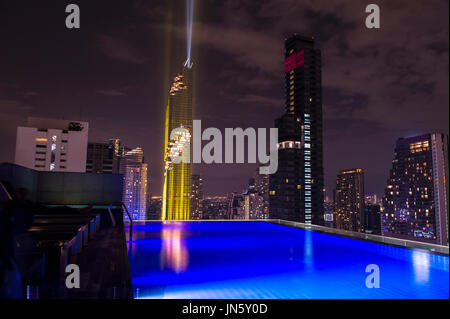 Luftbild vom Swimming Pool am Dach-Panorama-Bild der Stadt Bangkok, Nacht-Licht-Show über CBD-Bereich Stockfoto