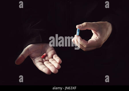 Red Pill blaue Pille Konzept. Die richtige Wahl das Konzept der Film Matrix. Die Auswahl der Tabletten. Stockfoto