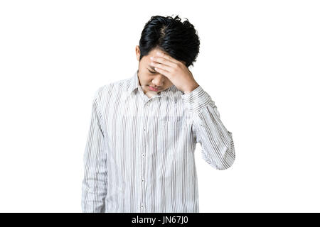 Porträt eines jungen Geschäftsmannes mit Kopfschmerzen. Isoliert auf weißem Hintergrund mit textfreiraum und Clipping-Pfad Stockfoto