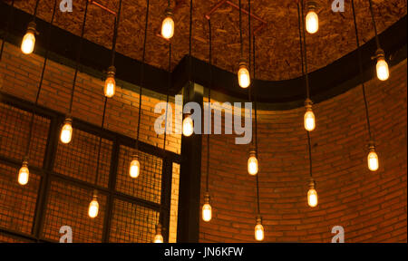 Dekorative antike Edison Stil Glühbirnen gegen Ziegel Wand Hintergrund Stockfoto