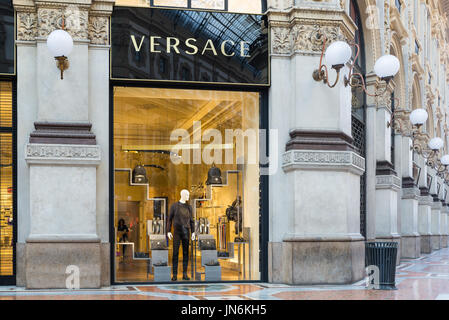 Mailand, Italien - 17. Februar 2017: Versace-Shop in einer exklusiven Gegend von Mailand. Symbol und Konzept von Luxus, shopping, Reichtum, Eleganz und made in Ita Stockfoto