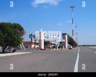 Eingang zum Flughafen in AGADIR Stadt in Marokko mit klaren blauen Himmel in 2017 warmen sonnigen Wintertag. Arabische Wörter bedeutet: Flughafen Al Massira, Afrika am Feb Stockfoto