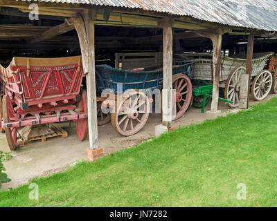 Alten hölzernen Pferden gezogenen Wagen Bauernwagen in alten Scheune am Doddington Hall, Lincoln, Lincolnshire, England, UK Stockfoto