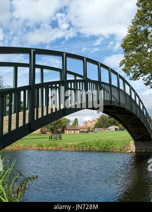 Intelligente neue, einzelne Bogen Fussgänger Holzsteg über den Teich auf dem Gelände des Doddington Hall Estate, Lincolnshire, England, UK Stockfoto