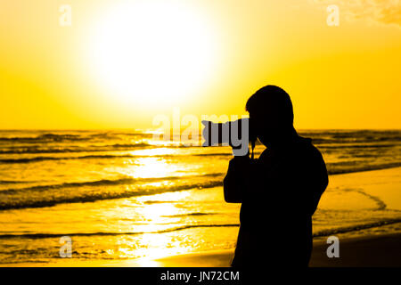 Natur-Fotograf am Meer Stockfoto