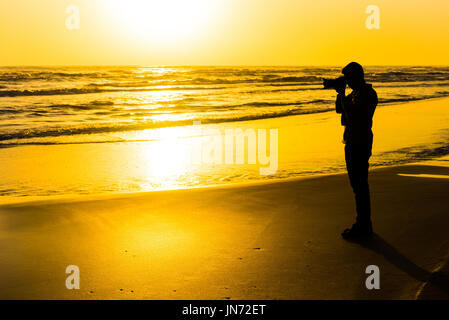 Natur-Fotograf am Meer Stockfoto