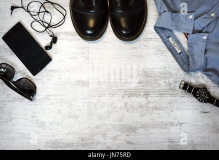 Herren casual-Outfits mit Accessoires auf auf Holz Hintergrund mit Vitage Farbe Stillleben Stockfoto