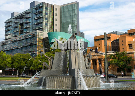 Die drei-Flüsse-Brunnen erinnert an den Besuch von Königin Elizabeth II und der Herzog von Edinburgh im Jahr 1963. Victoria Square, Adelaide. South Australia. Stockfoto