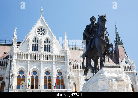 Statue des ehemaligen ungarischen Premierminister Graf Gyula Andrassy befindet sich außerhalb des ungarischen Parlamentsgebäudes in Budapest. Stockfoto